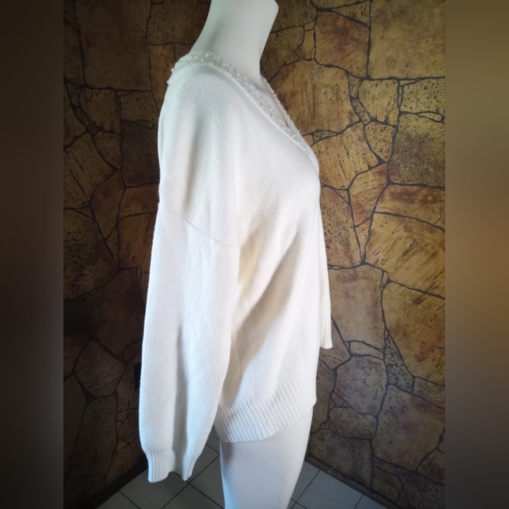 Chic Laura V-Neck Sweater in Cream - Picture 3 of 4
